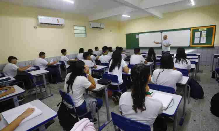Governo do Ceará paga reajuste de 5,4% para profissionais do magistério